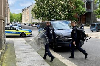 Nach Angriff mit Armbrust auf Polizeibeamte in Chemnitz: Ermittlungen wegen vierfachen versuchten Totschlags - Chemnitz, Mitte Mai 2023: Beim Versuch, einen verurteilten Straftäter zu verhaften, werden Beamte mit einer Armbrust attackiert. Kurz darauf fallen Schüsse.