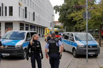 Nach Angriff mit Messer in Chemnitz: Polizei fasst Tatverdächtige - Das Opfer brach nach den Stichverletzungen im Bereich des Walls zusammen und wurde dort von Ersthelfern versorgt.