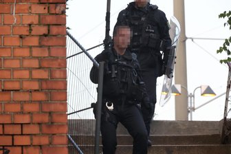 Nach Angriff mit Messer in Chemnitz: Polizisten umstellen Gebäude auf der Suche nach Geflüchtetem - Die Polizei rückte Dienstagabend zum Bahnhof Hilbersdorf aus.