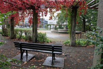 Nach Angriff mit Messer: Polizei sucht weitere Zeugen - Der Park am Schwanenbrunnen, hier ist die Tat am Samstag geschehen.