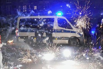 Nach Angriffen mit Pyrotechnik: Heftige Debatte um Böllerverbot - Nach Angriffen auf Einsatzkräfte in der Silvesternacht - wie auf dem Foto in Berlin - hat die Diskussion um Konsequenzen begonnen. 