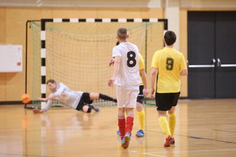 Nach Anlaufschwierigkeiten: VfB Empor Glauchau gewinnt das Hallenfußballturnier von Stahl Riesa - Zehn Mannschaften hatten am Freitagabend beim Hallenfußballturnier in Riesa um den Turniersieg gespielt.