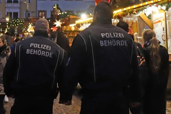 Nach Anschlägen: Müssen sich Mittelsachsen um ihre Weihnachtsmärkte sorgen? - Der Stadtordnungsdienst sorgte auf dem Christmarkt Freiberg für ein sicheres Gefühl.
