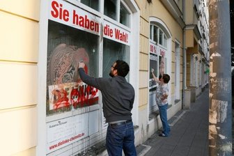 Nach Anschlägen: Vermieter kündigt Abgeordnetenbüro - Am Büro der Linken-Abgeordneten Susanne Schaper wurden die Schmierereien am Samstagvormittag wieder entfernt.