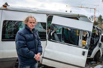 Nach Anschlag in der Silvesternacht: Kann der Bienenzüchter aus Frankenberg trotzdem zur Grünen Woche nach Berlin fahren? - Imker Dietmar Uhlemann vor seinem Kleintransporter, der zu Silvester gesprengt wurde. In dieser Woche will er dennoch zur Grünen Woche nach Berlin fahren.