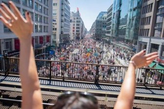 Nach Anzeige der Polizei: Veranstalter beenden Demo gegen Corona-Maßnahmen in Berlin - Demonstrationszug auf der Friedrichstraße in Berlin. 