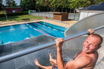 Nach Appell von Rettungskräften: Lösung für Parkprobleme am Sommerbad Neukirchen in Sicht - Badbetreiber Thomas Sprunk konnte sich 2024 über 29.000 Besucher im Sommerbad Neukirchen freuen.