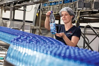Nach ARD-Sendung „Fakt“ herrscht Unruhe in Lichtenau: Ist das Mineralwasser wirklich klimaneutral? - Der Getränkehersteller Lichtenauer Mineralquellen setzt auf Klimaneutralität. Der Strombedarf ist auf Ökostrom aus Wasserkraft umgestellt worden. Hier Mitarbeiterin Madlen Fiedler.