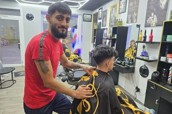Nach Assad-Sturz: So denken in der Werdauer Region lebende Syrer über die losgetretene Rückkehrdebatte - Waad Khalaf, der einen Barbershop in der Crimmitschauer Innenstadt betreibt, hat seinen neuen Lebensmittelpunkt gefunden. Der vierfache Vater will in Westsachsen bleiben, die Rückkehr nach Syrien ist für ihn kein Thema.