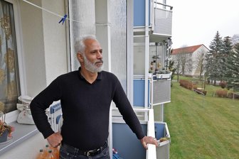 Nach Assads Sturz: Syrische Familie hat Angst vor Abschiebung - Familienvater Ibrahim Alkoud auf dem Balkon der Wohnung in Lichtenstein: Der Sturz des Diktators in der alten Heimat hat in Deutschland nicht nur Jubel, sondern auch Zukunftsängste ausgelöst.