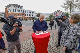 Nach Attacke auf Matthias Ecke: Was Meeraner im „Mut-mach-Buch“ dem SPD-Europaabgeordneten wünschen - Heiko Nitschke hat sich am Mittwoch in das „Mut-mach-Buch“ eingetragen. Zwei TV-Teams verfolgten den Termin auf dem Markt.
