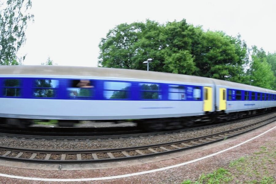 Nach Attacke auf Zugbegleiter in MRB: Verspätungen zwischen Leipzig und Chemnitz - Auf der Strecke zwischen Chemnitz und Leipzig ist es nach einem Zwischenfall mit einem Fahrgast zu Verspätungen gekommen. 