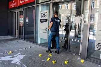 Nach Attacke mit Farbe: 34-Jähriger tatverdächtig - Der Eingangsbereich war am Sonntag mit Farbe verunstaltet worden.
