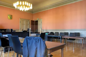 Nach Attacken auf Rettungsdienst in Plauen: Irritierende Szenen vor Gericht - Verhandlungspause in Saal 241: Der Prozess um Angriffe auf Rettungssanitäter in Plauen musste für rund eine Stunde unterbrochen werden.
