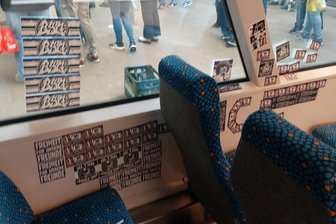 Nach Aue-Spiel gegen Dynamo: Vandalen wüten in Zügen im Erzgebirge - „Das haben wir bislang nicht erlebt“ - Die Sonderzüge, die die City-Bahn am Wochenende zum Sachsenderby im Erzgebirge eingesetzt hat, sind vermüllt und großflächig mit Aufklebern verunstaltet worden.