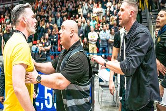 Nach Aufregung um unschöne Szenen nach dem Spiel der Niners Chemnitz gegen Braunschweig: Jetzt redet der Beschuldigte - Niners-Präsident Sven Böttger wurde nach dem Spiel gegen Braunschweig von einem Ordner von der Gästebank weggeschoben. Braunschweigs Sportchef Nils Mittmann und Spieler Martin Kalu (ganz rechts) reden auf ihn ein.