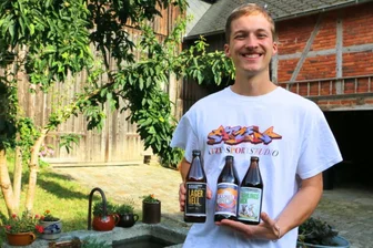 Nach Aufruf von Kraftklub: Dieser Vogtländer will Chemnitzer Indie-Rocker zu Privatkonzert auf seinen Bierseitenhof holen - Oskar Pögl braut auf seinem Hof in Drochaus Bier. Kommt die Band Kraftklub, um es zu probieren?