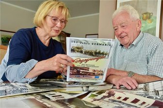 Nach Aufruf zum großen Germania-Wiedersehen: Hunderte ehemalige Arbeiter wollen kommen - Hermann Ranft und seine Frau Roswitha mit einer Germania-Chronik, die sie für die Feier angefertigt haben.