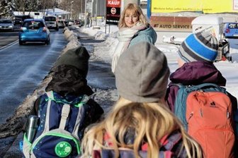 Nach Aufschrei im Erzgebirge: So geht es mit den Schülerlotsen weiter - Die Montessori-Grundschule in Annaberg muss seit Ende der Winterferien ohne Schülerlotsin auskommen. Die stellvertretende Hortleiterin Marlene Reißig passt auf, dass die Kinder an der Ampel sicher über die viel befahrene Bundesstraße 95 kommen. 