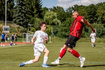 Nach Auftaktpleite: Frankenberger Fußballer wollen im Vogtland bestehen - Niederlage zum Auftakt: Die Barkas-Kicker um Youngster Kurt Jüttner (l.), hier im Derbyduell gegen Mittweidas Routinier Andreas Hönig, unterlagen 0:2.