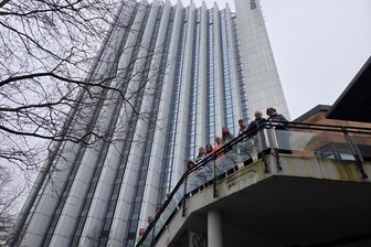 Nach Aus des Congress-Hotels in Chemnitz: Mitarbeiter wollen auch selbst nach neuem Betreiber suchen - Die Mitarbeitenden des Congress-Hotels haben sich für eine Art Bewerbungsfoto aufgestellt.