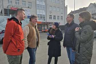 Nach Aus für Atrium-Hotel in Crimmitschau: Verwalterin der Immobilie räumt mit Gerüchten auf - Sie wehren sich gegen Gerüchte: Treffen vor dem Komplex mit Michel Vögele (Fitnessstudio), Silvio Marquardt (Bowlingcenter), Stephanie Hagen (Immobilienbüro), Jürgen Sieler (Spielhalle) und Susanne Scherzer (Objektverwaltung, v. l.).