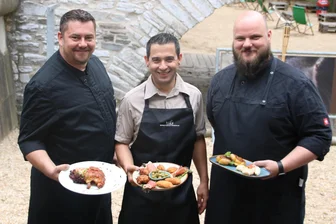 Nach Aus für den „Goldenen Löwen“ in Plauen: Traditionslokal öffnet am Samstag neu als portugiesisches Restaurant - Restaurantleiter Celso Monteiro (Mitte) ist der Dreh- und Angelpunkt des neuen Lokals. Und er ist ein echter Portugiese. Zusammen mit Küchenchef Enrico Schubert (links) und Koch Richard Lehmann freut er sich auf die Neueröffnung.