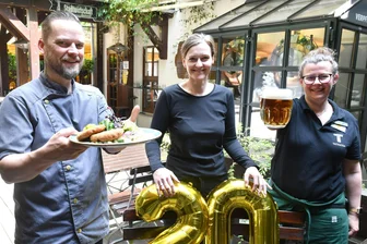 Nach Aus für den Trakehnerhof in Großwaltersdorf: Wie geht es Gastrobetrieben zwischen Freiberg und Niederwiesa? - Der Stadtwirtschaft in Freiberg mangelt es nicht an Gästen. „Wir könnten oft doppelt so viele Leute bewirten, aber uns fehlt das Personal“, sagt Kristin Haubold (Mitte) vom Marketing - hier mit Swen Baude und Ilka Fichte.