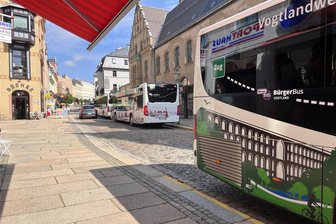 Nach Aus für Fleischerei-Filiale: Wie unattraktiv ist die Reichenbacher Innenstadt? - Der Rendezvous-Punkt am Postplatz, an dem sich alle 30 Minuten je zwei Busse in beide Richtungen treffen, ist einer der Kritikpunkte, denen sich das neue Verkehrskonzept in Reichenbach widmen soll. Seit versetzt gehalten wird, können sich Pkw gerade noch durchschlängeln.