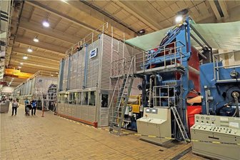 Nach Aus für Kübler & Niethammer: Sind andere Papierfabriken in Gefahr? - Ein Herzstücke des Weißenborner Schoeller-Werks: Die schier endlos lange Papiermaschine. Die Papierfabrik ist in anderen Produktsegmenten tätig, als das vom Produktions-Aus betroffene Werk in Kriebethal.