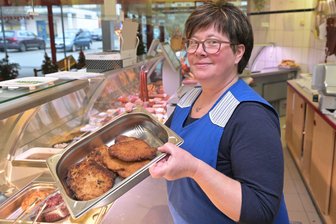 Nach Aus für Lebensmittelmarkt in Kirchberg: Darum macht eine Zwickauer Fleischerei weiter - Sylvia Dittes ist Verkäuferin in der Kirchberger Filiale der Glück-auf-Fleischerei. Der Zwickauer Fleisch- und Wurstwarenbetrieb hält die Stellung nach dem Aus der Penny-Filiale an der Kirchberger Bahnhofstraße.