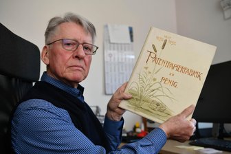 Nach Aus für Peniger Papierfabrik: Ex-Stadtchef Thomas Eulenberger kramt in alten Erinnerungsstücken - Der ehemalige Peniger Bürgermeister Thomas Eulenberger hat ein besonderes altes Buch: Eine Festschrift zur Papierfabrik. Seit der Ankündigung der Schließung der Fabrik liest er oft darin.