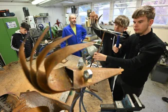 Nach Aus für Produktionsschule in Chemnitz: Wie geht es für die Jugendlichen und Mitarbeiter weiter? - Die Vögel aus Metall waren eines der Produkte der Produktionsschule.