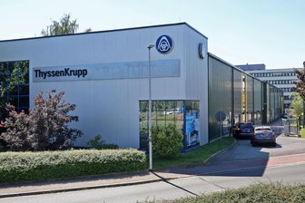 Nach Aus für Thyssenkrupp-Standort Chemnitz/Hohenstein: Sozialplan liegt vor - Die Werkhalle von Thyssenkrupp an der Zeißigstraße in Hohenstein-Ernstthal.