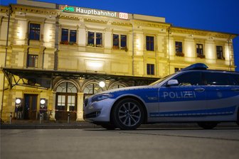Nach Auseinandersetzung am Chemnitzer Hauptbahnhof: Mann wird in Krankenhaus eingeliefert - Der mutmaßliche Täter soll sich in einem Gebüsch vor dem Hauptbahnhof versteckt haben.