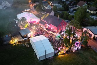 Nach ausländerfeindlichen Gesängen beim Berthelsdorffest: „Krach am Bach“-Veranstalter distanzieren sich - Bei „Krach am Bach“ im Hainichener Ortsteil Berthelsdorf soll wie in den Vorjahren die Post abgehen. Aber ein Vorfall trübt die Stimmung im Vorfeld.