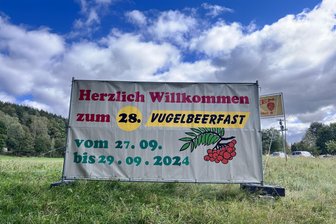 Nach ausländerfeindlichen Parolen zu „L’amour toujours“ bei Volksfest im Erzgebirge: Was wurde aus Ermittlungen? - Das 28. Lauterer Vogelbeerfest wurde 2024 getrübt, weil Jugendliche rassistische Parolen grölten.