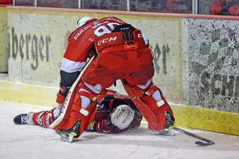 Nach Ausraster des eigenen Keepers: Eispiraten-Chef Jörg Buschmann spricht im Interview über Geldstrafe, Vorbildwirkung und Saponari-Verletzung - Wenige Sekunden nach dem Schläger-Wurf: Torhüter Oleg Shilin eilt zu Stürmer Vincent Saponari.