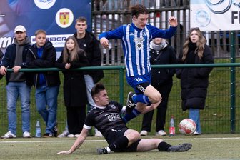 Nach Auswärtssieg bei Barkas Frankenberg: Fußballer von Germania Mittweida überwintern an der Spitze - Hans Weinert (h.), hier im Duell mit Anton Richter, brachte die Germania bei Barkas auf die Siegerstraße.