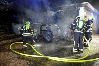 Nach Autobrand im Chemnitzer Försterwinkel: Kriminalpolizei ermittelt wegen Brandstiftung - Im Chemnitzer Försterwinkel geriet am Samstagabend in Pkw in Brand. Auch eine anliegende Garage wurde beschädigt.