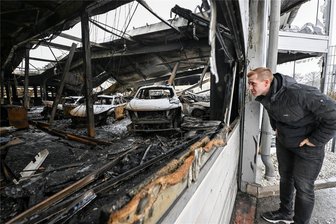 Nach Autohaus-Großbrand in Mittelbach: Abverkauf, Abriss, Aufbau bei Familie Fugel - Noch viel zu tun: Dominik Fugel blickt in die ausgebrannte Werkstatt. Sie muss abgerissen, das Erdreich abgetragen werden. Danach soll ein Neubau kommen. Eröffnung: Oktober 2025.
