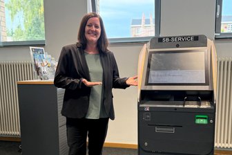 Nach Automatensprengung: Commerzbank-Filiale in Limbach-Oberfrohna öffnet wieder - Beraterin Bianca Reinelt neben einem Automaten, der ab nächster Woche zur Verfügung steht.