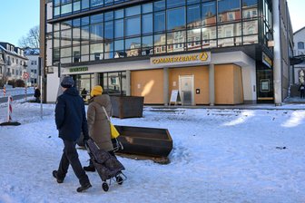 Nach Automatensprengung in Limbach-Oberfrohna: Commerzbank schließt für Baumaßnahmen - Seit August 2025 nur eingeschränkt geöffnet: Die Commerzbank in Limbach-Oberfrohna.