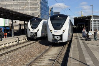Nach Bahn-Chaos zwischen Chemnitz und Dresden: Wieder Schienenersatzverkehr angekündigt - Zwei MRB-Züge gleichzeitig warteten am Donnerstagnachmittag in Freiberg auf Weiterfahrt in Richtung Chemnitz.