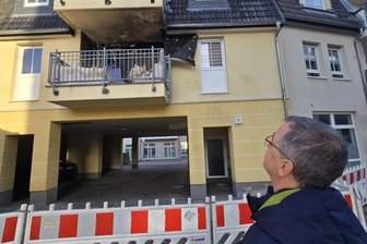 Nach Balkonbrand in Werdau: Johanniter richten Spendenkonto für Mitarbeiterin ein - Nach dem Balkonbrand am Kirchplatz in Werdau kommen immer wieder Menschen vorbei, um sich von dem Brandort persönlich ein Bild zu machen. Die betroffene Wohnung ist nach wie vor nicht bewohnbar.