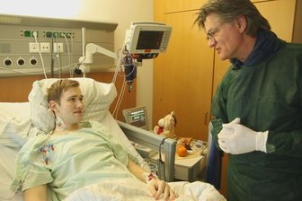 Nach bangem Warten: Kevin aus Aue erhält ein Spenderherz - Der Auer Kevin Kerrutt mit TV-Moderator Peter Escher, der der Familie geholfen hatte.
