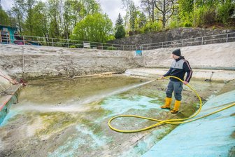 Nach Bauarbeiten startet Freibad Aue mit Sommerferien in neue Saison: Was Besucher erwartet - Eike Mann ist der verantwortliche Mitarbeiter fürs Freibad. Er ist dieser Tage mit dem Reinigen des Schwimmerbeckens beschäftigt. Das war reichlich drei Monate zu Testzwecken bis zum Rand mit Wasser gefüllt.