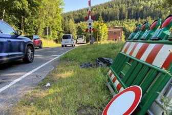 Nach Bauarbeiten wieder freie Fahrt auf der S 272 zwischen Erlabrunn und Johanngeorgenstadt - Absperrgitter und Vollsperrscheibe sind zur Seite geräumt: Die S 272, hier in Johanngeorgenstadt, ist wieder frei.