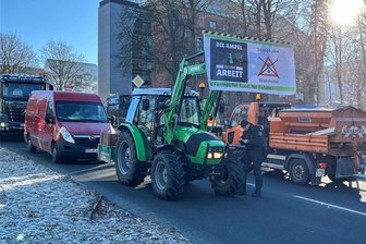 Nach Bauernprotest vor einem Monat: Großteil der Strafanzeigen muss die Polizei im Erzgebirgskreis abarbeiten - Im Januar blockierten Bauern wichtige Straßen im Landkreis. Hier ein Foto vom Korso durch die Kreisstadt.