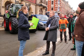 Nach Bauernprotesten im Vogtland: Demonstranten wollen Bürgermeister mit Resolution ins Boot holen - Tierärztin Sandra Schön aus Muldenhammer übergibt die Resolution an Bürgermeister Marco Siegemund.